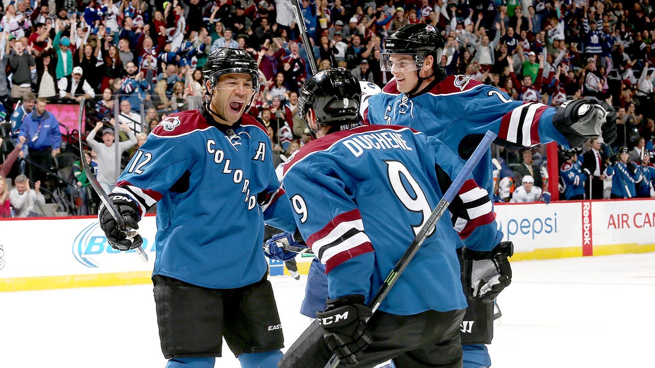 Iginla scores first 2 goals of season to lead Avalanche past Canucks